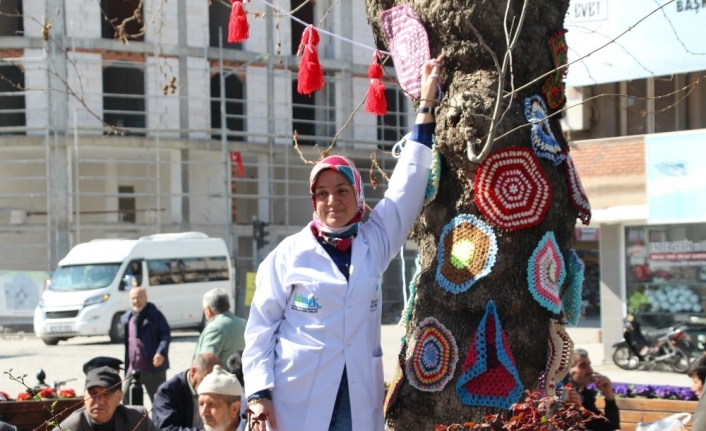 Balıkesir’in Sındırgı ilçesinde açılan örgü kursuna katılan 14 kadın ilmek