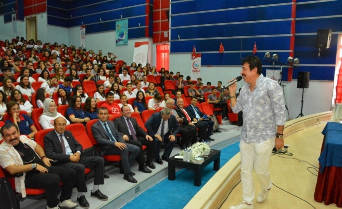  Balıkesir'de Düzenlenen Kitap Fuarına Gelen Ünlü Şair, Söz Yazarı