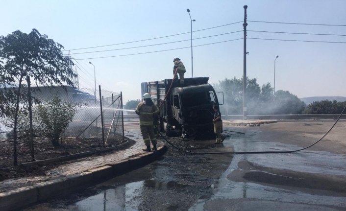  İzmir’de Alev Alan Ahşap Ürünü Yüklü Bir Kamyon, Bir