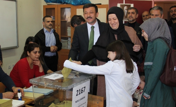 AK Parti Genel Başkan Yardımcısı ve İzmir Milletvekili Hamza Dağ,