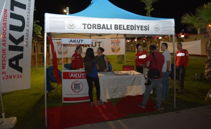 Torbalı ilçesinde stant açan Arama Kurtarma Derneği (AKUT) gönüllüleri, Ramazan