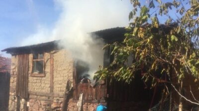 Alevler İçinde Kalan Ahşap Ev Kullanılamaz Hale Geldi