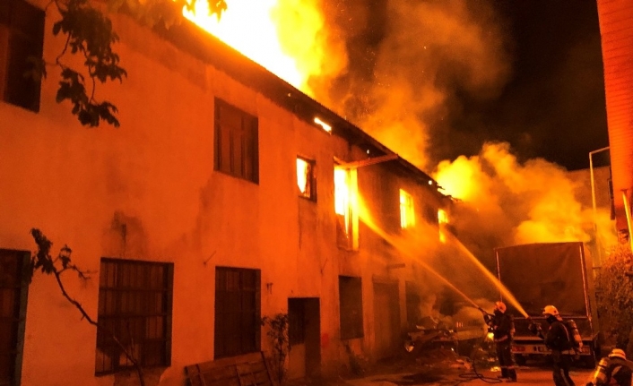  Gece Saatlerinde İki Katlı Tekstil Fabrikasında Çikan Yangın, Kısa