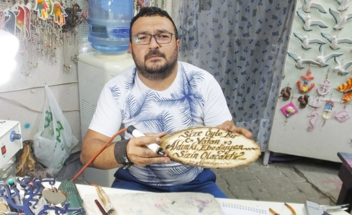 Burhaniye’de alın yazısı hariç her türlü yazıyı yazdığını belirten esnaf