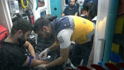  Bursa’da Bir Alışveriş Merkezinde Kafede Oturan Bir Grupla Dışarıda