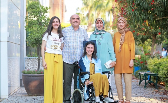  Yaşar Üniversitesi, Mezuniyet Töreninde Çok Özel Bir Öğrencisini Mezun