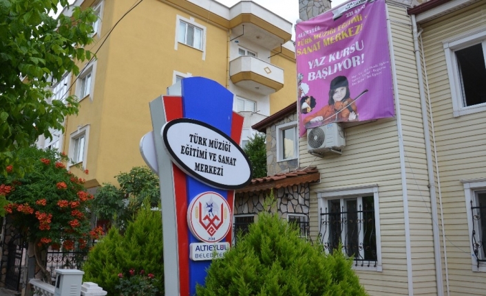 Altıeylül Belediyesi’nin hizmetlerinden birisi olan Altıeylül Türk Müziği Eğitimi ve