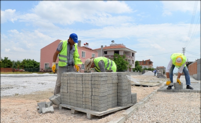 Altıeylül Belediyesi kırsal mahallelerde yürütülen yol, parke taşı döşeme çalışmalarına
