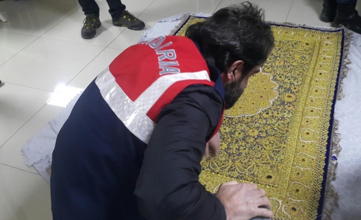 Yurt içerisine kaçak yollarla sokulan altın ve yakut işlemeli halıyı