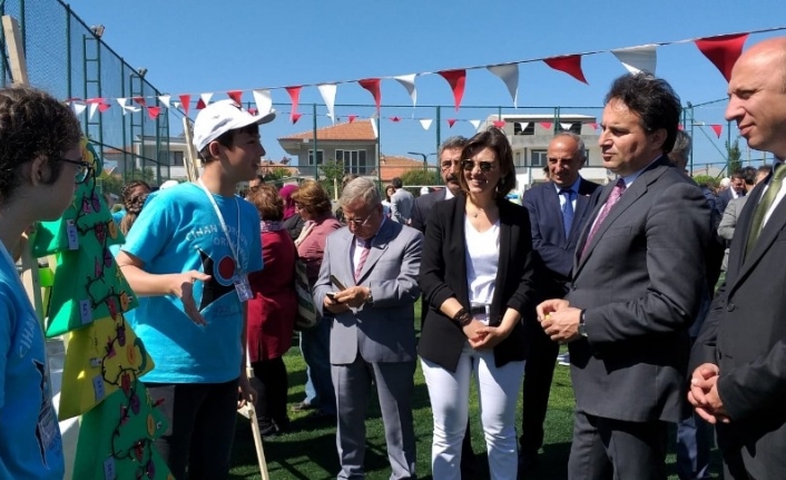 Balıkesir’in Ayvalık ilçesinde Altınova Cihan Yorgun Ortaokulu’nda açılan TÜBİTAK Bilim