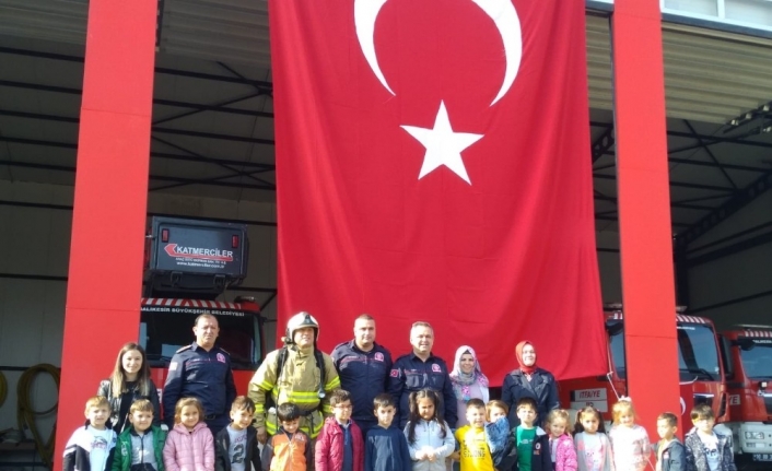  Anaokulu Öğrencileri İtfaiyecileri Ziyaret Etti