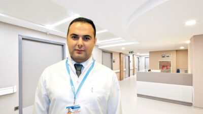 İzmir’de, ortopedist İsmail Oytun, pek çok ebeveynin çocuklarının yürürken içe