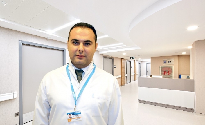 İzmir’de, ortopedist İsmail Oytun, pek çok ebeveynin çocuklarının yürürken içe