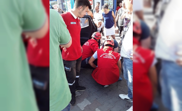  Balıkesir’in Edremit İlçesinde, Otomobilde Mahsur Kalan Köpek İtfaiye Ekipleri