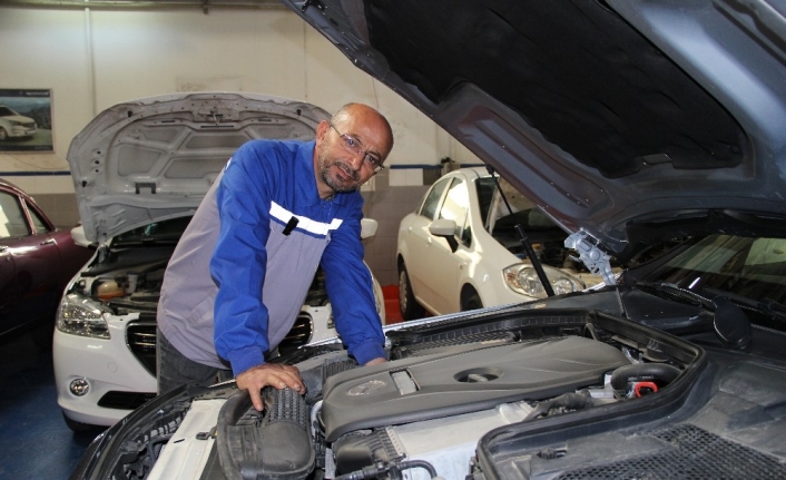 Bornova İlçesindeki Bir Oto Tamir Dükkanında Servis Mekanik Ustası Olan