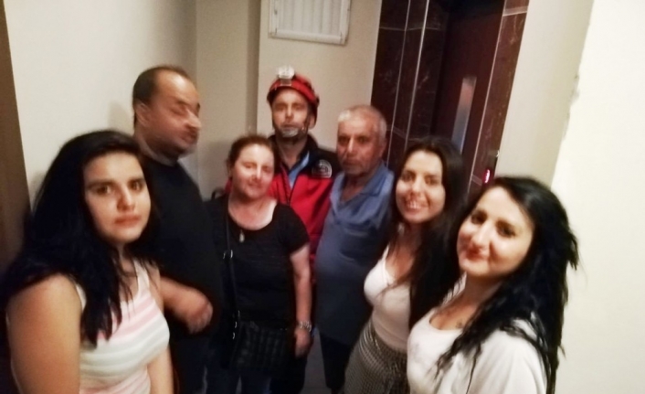 Balıkeir’in Burhaniye ilçesinde, asansörde mahsur kalan vatandaşları itfaiye kurtardı. Olay,