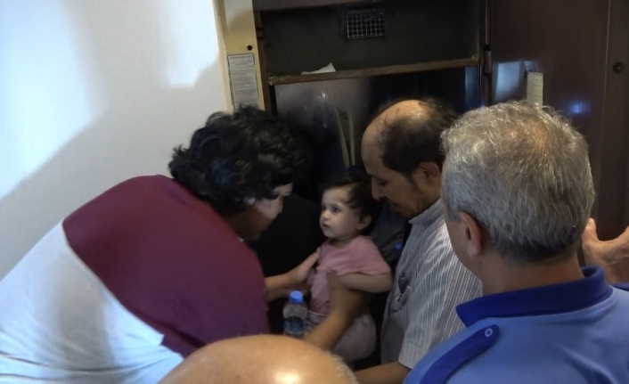  Bursa'da 3 Kişi Kapasiteli Asansöre Yanlarında Bir De Bebekle