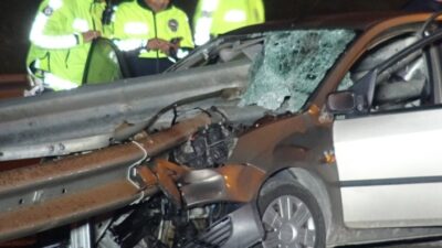  Bursa'da Kontrolden Çikan Otomobil, Bariyere Saplandı. Kazada Sürücü Hayatını