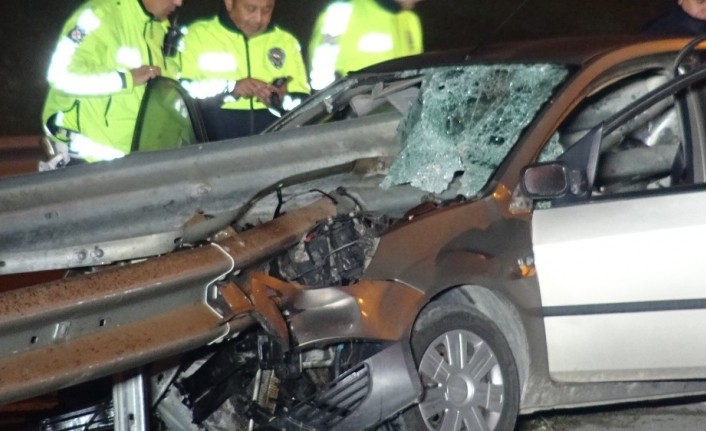  Bursa'da Kontrolden Çikan Otomobil, Bariyere Saplandı. Kazada Sürücü Hayatını