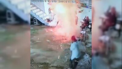  İzmir'in Torbalı İlçesinde, Yanan Bir Ateşin Etrafından Oturan 3