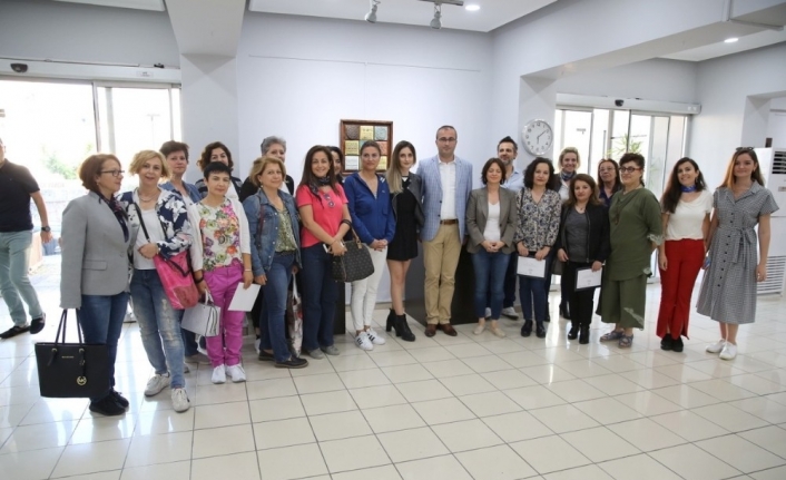 Nilüfer Belediyesi’nin seramik, cam ve mozaik atölyelerine katılan kursiyerler, sekiz