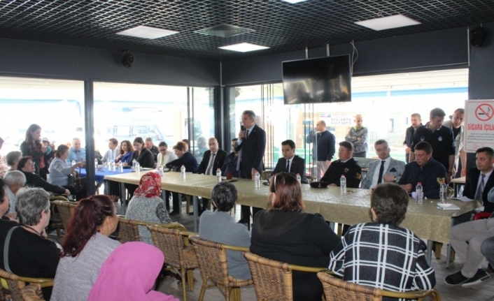 Balıkesir’in Avşa adasında Kaymakan, belediye başkanı vatandaşlarla ’Halk Toplantısı’ yaptıAvşa