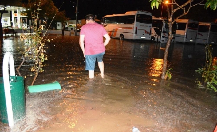  Balıkesir’in Ayvalık İlçesinde; Kuvvetli Yağış Hayatı Felç Etti.