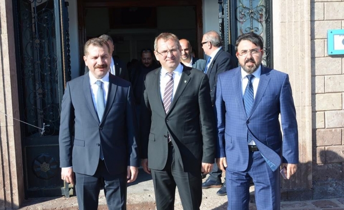 Balıkesir Büyükşehir Belediye Başkanı Yücel Yılmaz, yeni seçilen Ayvalık Belediye