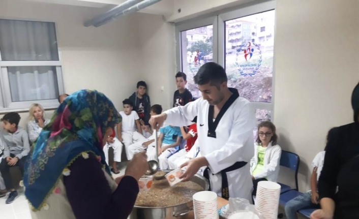  Ayvalıklı Tekvandoculardan Aşure Hayırı