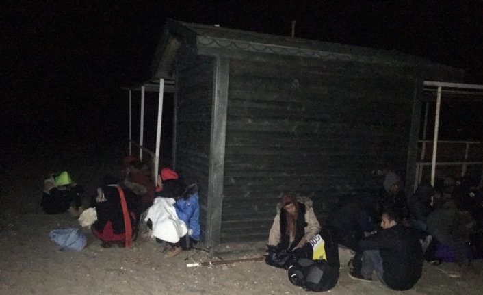 Balıkesir’in Ayvalık ilçesinde 17 mülteci jandarma tarafından yakalandı.Alınan bilgiye göre;