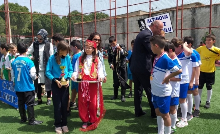 Balıkesir’in Ayvalık ilçesinde düzenlenen futbol etkinliğinde çocuklar futbol oynamanın keyfini