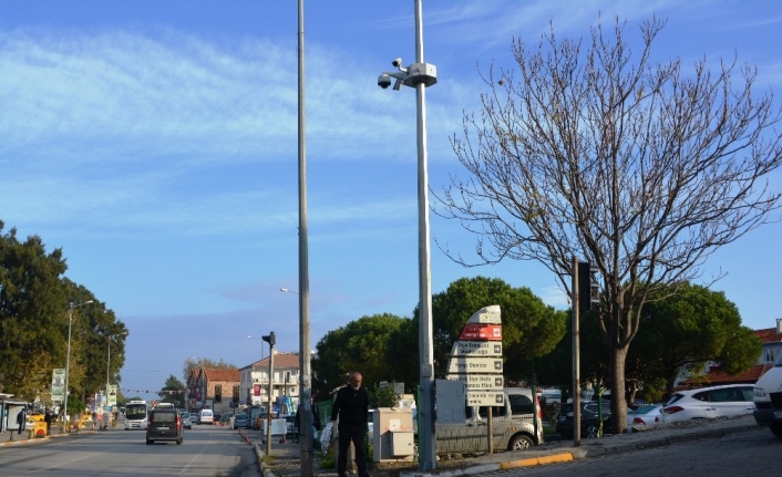 Ayvalık’ta Mobese direği yerine dikildi Mobese Direği Yerine Dikildi
