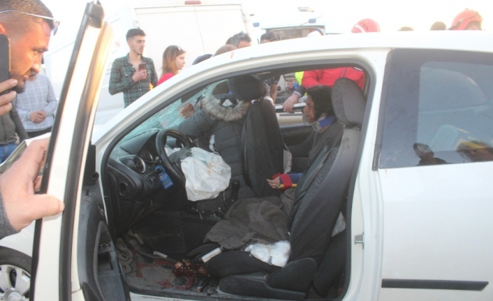 Balıkesir’in Ayvalık ilçesinde meydana gelen trafik kazasında, bir panelvan ile