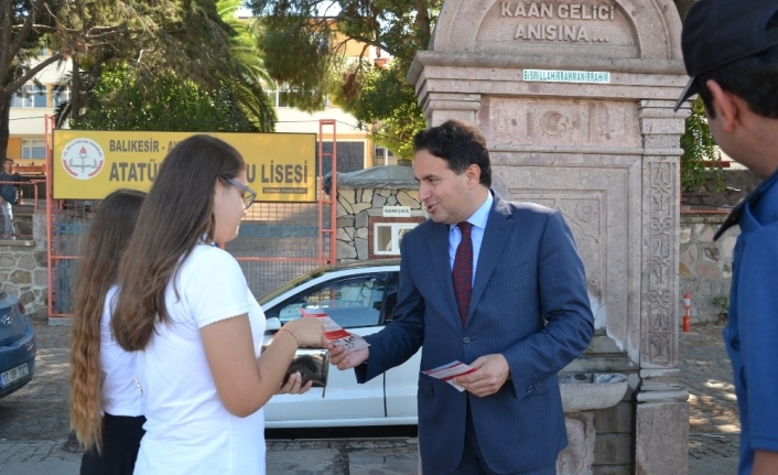  Ayvalık Kaymakamı Gökhan Görgülüarslan Öğrencilere Broşürler Dağıttı