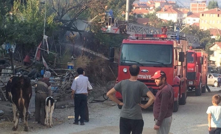  Bahçedeki Odunlar Alev Aldı Bir Mahalle Yanmaktan Son Anda