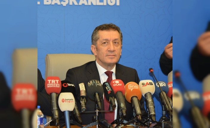 Milli Eğitim Bakanı Ziya Selçuk, eğitimi sınıflarda ve okullarda yapılan