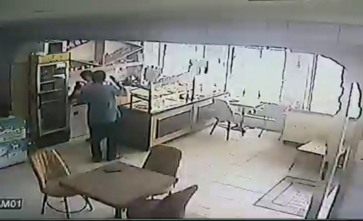Bursa’nın İznik ilçesinde kimliği belirlenemeyen bir kişi baklavacıdaki kasiyeri oyalayarak