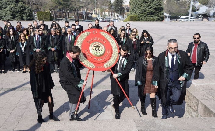 Balıkesir’de 5 Nisan Avukatlar Günü Atatürk Anıtına Balıkesir Barosu tarafından