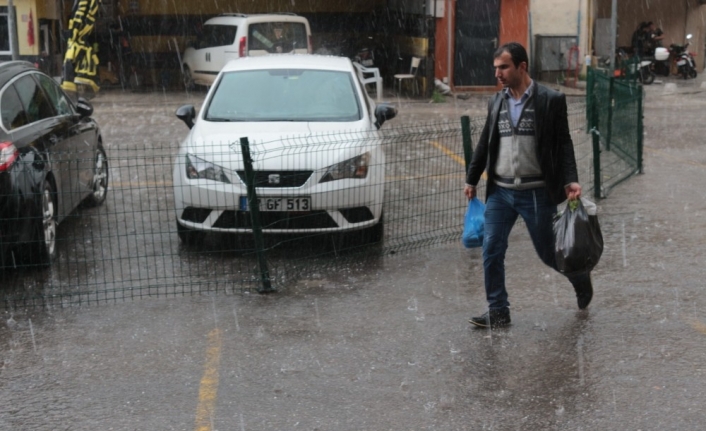 Balıkesir’de akşam saatlerinde aniden başlayan dolu ve yağmur hayatı felç