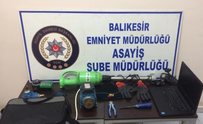Balıkesir'de Bir Çok Okulu Ve İş Yerini Soyan Azılı Hırsız