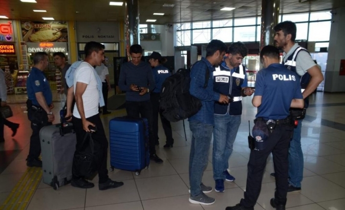  Balıkesir Polisi İl Genelinde Aranan Şahislara Yönelik Yaptığı Operasyonlarda