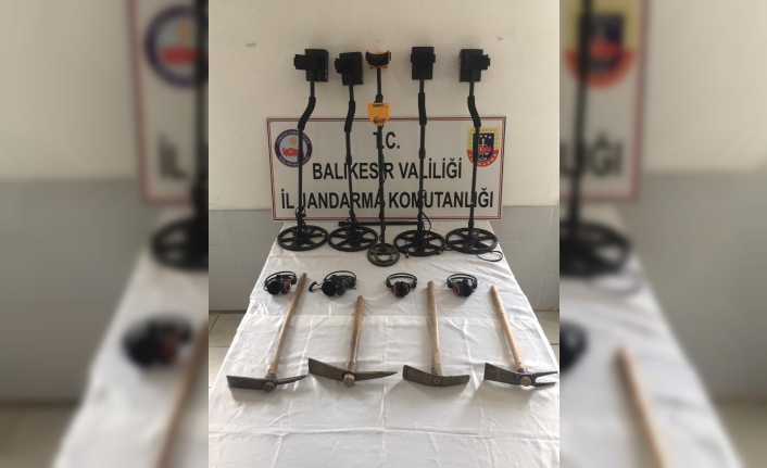 Balıkesir’in Bigadiç ilçesinde jandarma ekiplerinin istihbarat çalışmaları sonucu izinsiz kazı