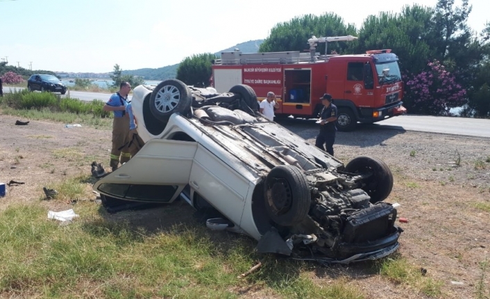 Balıkesir’in Ayvalık İlçesinde Direksiyon Hakimiyetini Kaybeden Otomobil Yol Kenarına Uçarak