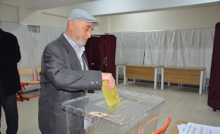 Balıkesir’de oy verme işlemi saat 08.00 itibariyle başladı. Sandıklara oy