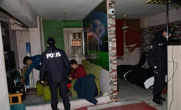  Balıkesir'de Polis 5 Aranan Şahis Ve 2 Silah Ele
