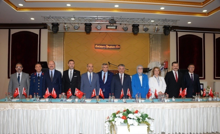 Balıkesir’de Ramazan Bayramı nedeniyle Öğretmenevinde resmi bayramlaşma töreni düzenlendi. Vali