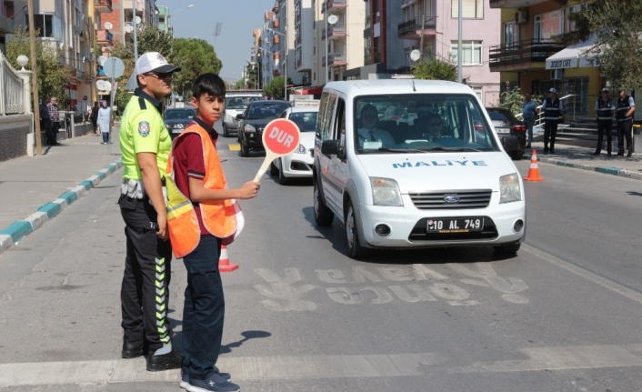  Balıkesir İl Emniyet Müdürlüğü Trafikte Yaya Önceliğine Dikkat Çekmek