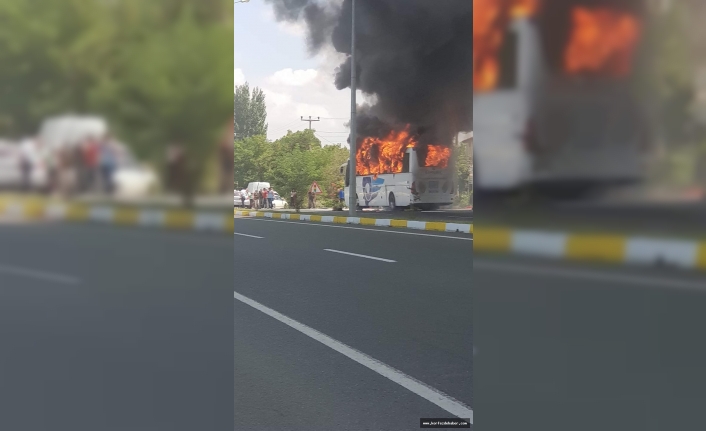 Balıkesir’e 30 kilometre uzaklıkta bulunan Gökçeyazı Mahallesi’nde yolcu otobüsü yangın