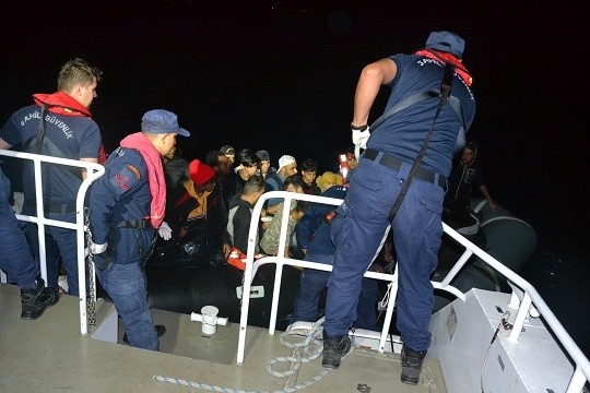  Balıkesir’in Ayvalık İlçesi Açıklarında Sahil Güvenlik Komutanlığı Ekipleri 35