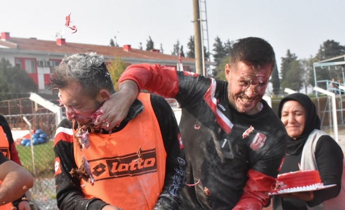  Keçiörengücü Maçına Hazırlanan Balıkesirspor Antrenmanında Nemanja Andusic'e Sürpriz Doğum